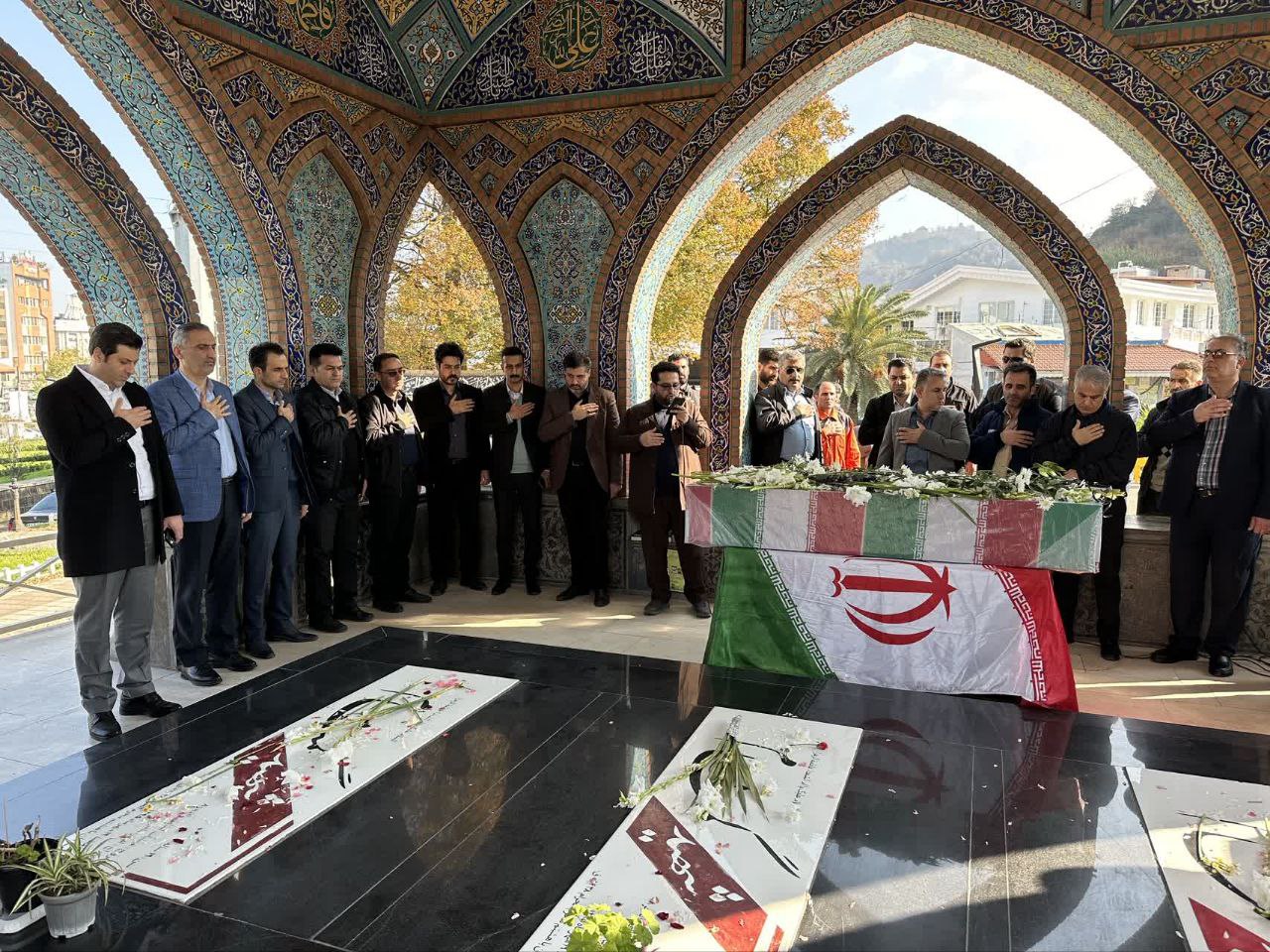 گزارش تصویری / وداع با پیکر مطهر یک شهید گمنام و خوشنام دوران دفاع مقدس با حضور شهردار، رییس و اعضای شورای اسلامی شهر و کارکنان شهرداری لاهیجان در آستانه سالروز شهادت حضرت فاطمه زهرا (س)